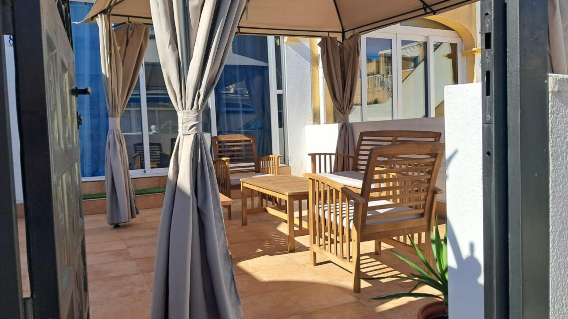 Erdgeschoss-Bungalow in Orihuela Costa mit Pool