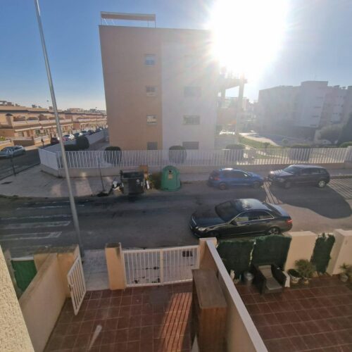 Reihenhaus mit 3 Schlafzimmern und Gemeinschaftspool in Orihuela Costa