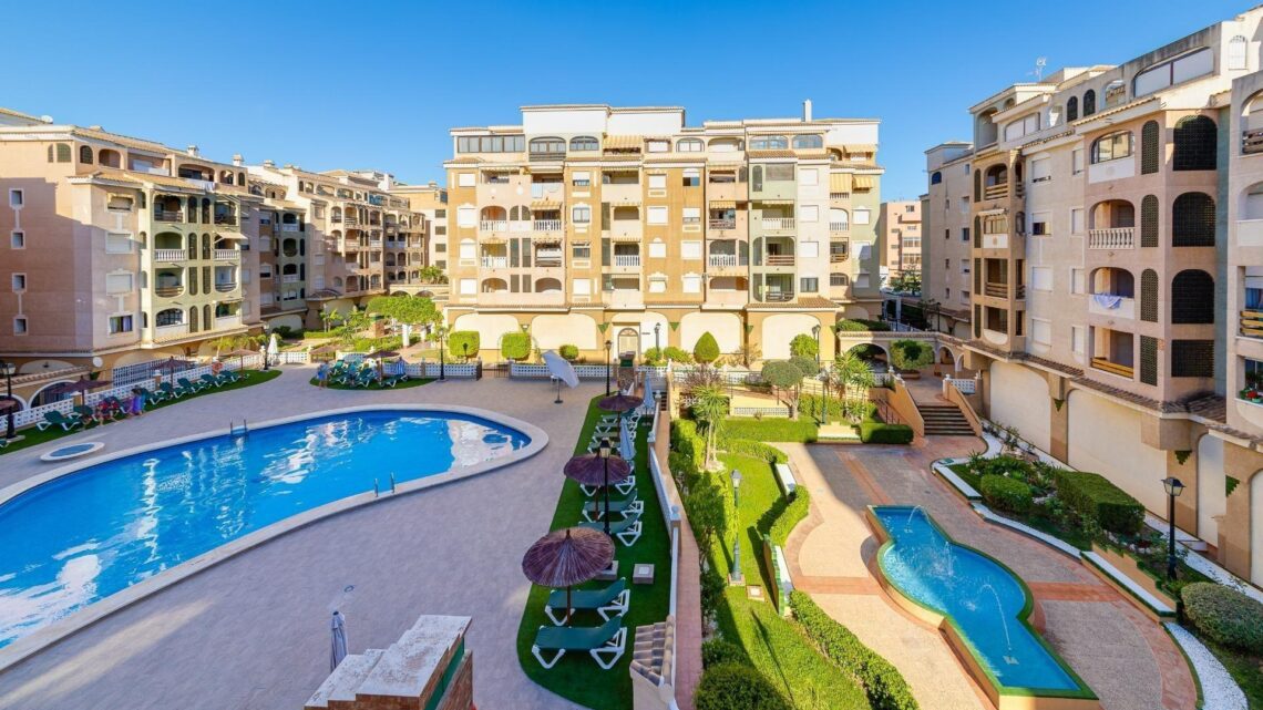 Renoviertes 3-Zimmer-Apartment mit Terrasse und Poolblick im Zentrum von Torrevieja – inklusive Garagenstellplatz