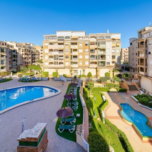 Renoviertes 3-Zimmer-Apartment mit Terrasse und Poolblick im Zentrum von Torrevieja – inklusive Garagenstellplatz