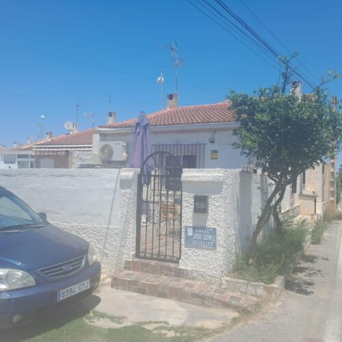 Gemütlicher Bungalow mit 2 Schlafzimmern und Garten in Torrevieja