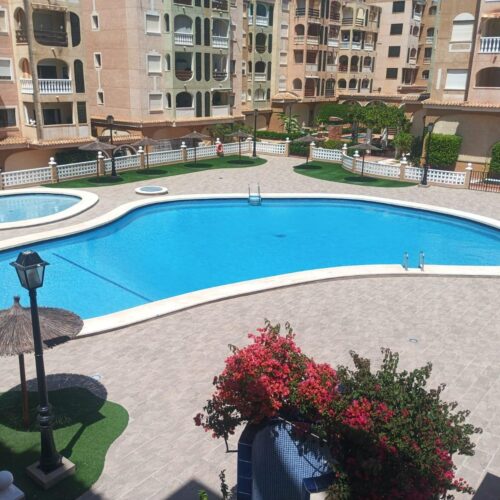 Renoviertes 3-Zimmer-Apartment mit Terrasse und Poolblick im Zentrum von Torrevieja – inklusive Garagenstellplatz