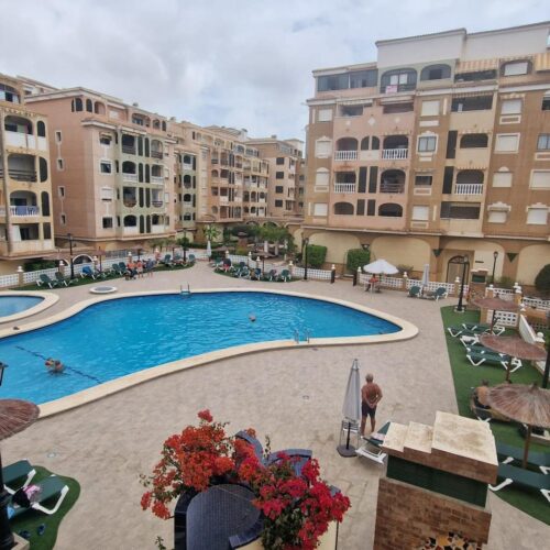 Renoviertes 3-Zimmer-Apartment mit Terrasse und Poolblick im Zentrum von Torrevieja – inklusive Garagenstellplatz