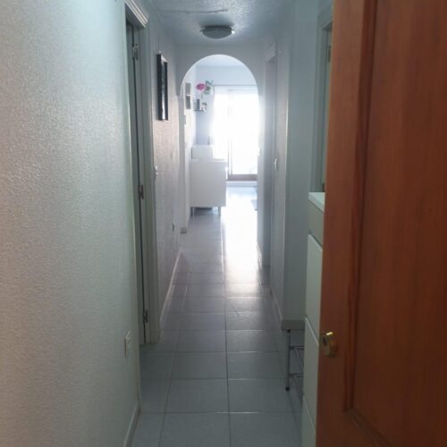 Renoviertes 3-Zimmer-Apartment mit Terrasse und Poolblick im Zentrum von Torrevieja – inklusive Garagenstellplatz