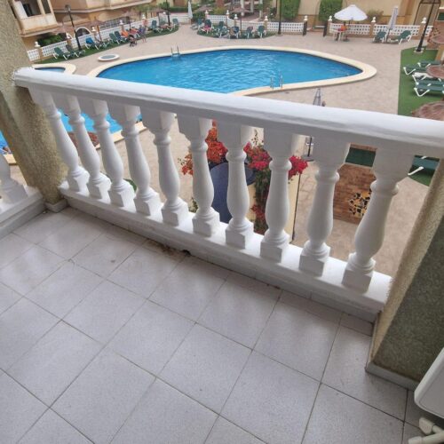 Renoviertes 3-Zimmer-Apartment mit Terrasse und Poolblick im Zentrum von Torrevieja – inklusive Garagenstellplatz