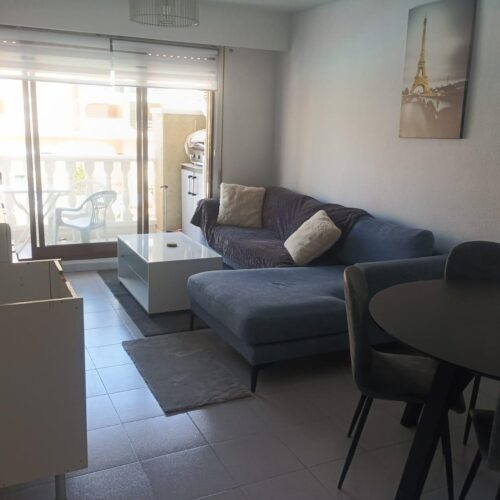 Renoviertes 3-Zimmer-Apartment mit Terrasse und Poolblick im Zentrum von Torrevieja – inklusive Garagenstellplatz