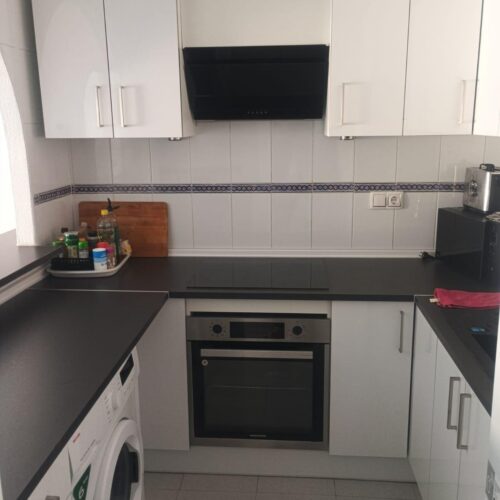 Renoviertes 3-Zimmer-Apartment mit Terrasse und Poolblick im Zentrum von Torrevieja – inklusive Garagenstellplatz