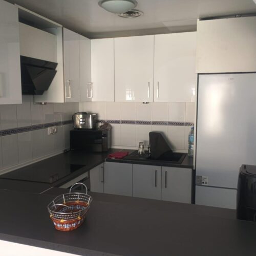 Renoviertes 3-Zimmer-Apartment mit Terrasse und Poolblick im Zentrum von Torrevieja – inklusive Garagenstellplatz