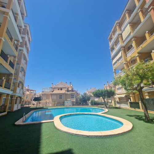 Helle 3-Zimmer-Wohnung in Torrelamata mit Pool und Garage