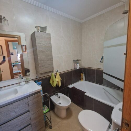 Helle 3-Zimmer-Wohnung in Torrelamata mit Pool und Garage