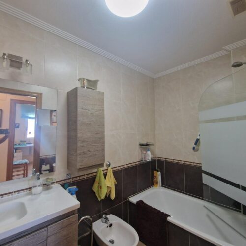 Helle 3-Zimmer-Wohnung in Torrelamata mit Pool und Garage