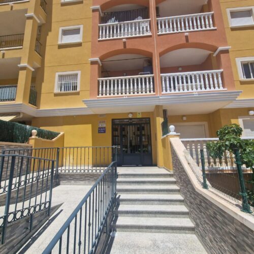 Helle 3-Zimmer-Wohnung in Torrelamata mit Pool und Garage