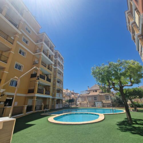 Helle 3-Zimmer-Wohnung in Torrelamata mit Pool und Garage