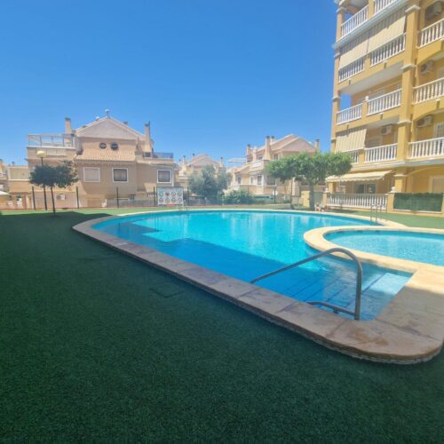 Helle 3-Zimmer-Wohnung in Torrelamata mit Pool und Garage