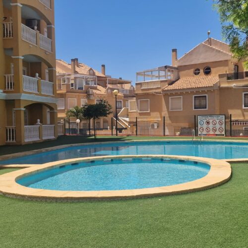 Helle 3-Zimmer-Wohnung in Torrelamata mit Pool und Garage