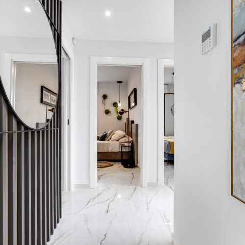 Elegantes Neubauapartment mit Westterrasse in Amanecer XII – Los Altos