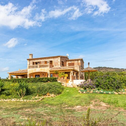 Rustikale Finca mit Ferienlizenz und Panoramablick in Son Carrió