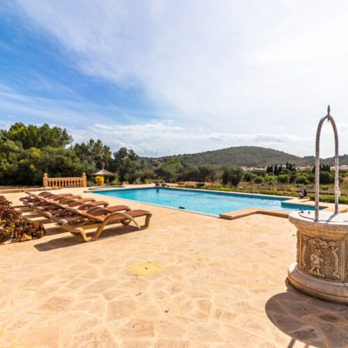 Rustikale Finca mit Ferienlizenz und Panoramablick in Son Carrió