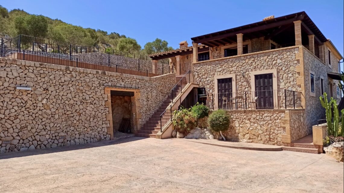 Finca mit Meerblick und mallorquinischem Flair in Son Macià