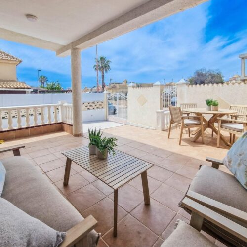 Charmantes Reihenhaus mit Garten & Solarium in Torrevieja – nur wenige Minuten vom Meer