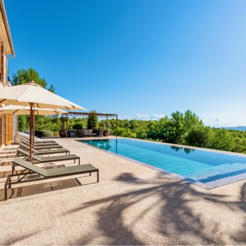 Einzigartiges Fincaanwesen mit Ferienvermietungslizenz und spektakulärem Panoramablick über ganz Mallorca.