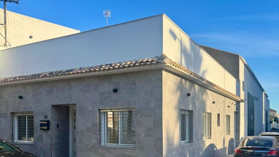 Modernes Stadthaus mit Solarium und Garage mit Gewerbeoption in San Pedro