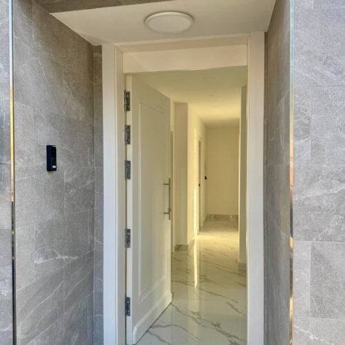 Modernes Stadthaus mit Solarium und Garage mit Gewerbeoption in San Pedro