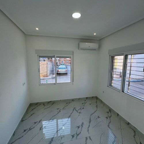 Modernes Stadthaus mit Solarium und Garage mit Gewerbeoption in San Pedro