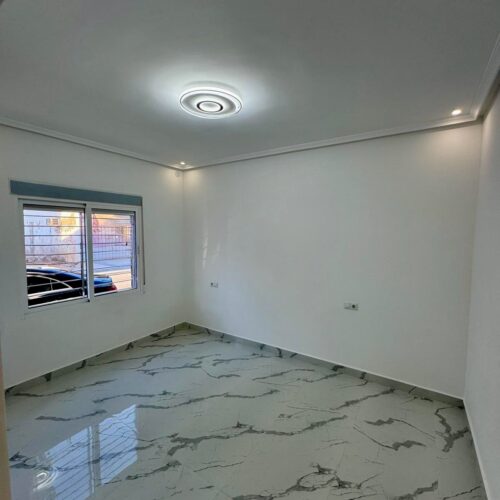 Modernes Stadthaus mit Solarium und Garage mit Gewerbeoption in San Pedro