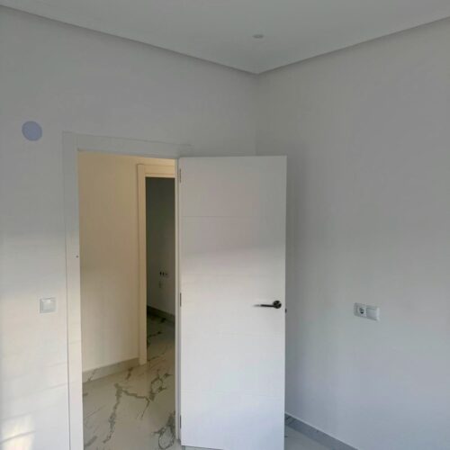 Modernes Stadthaus mit Solarium und Garage mit Gewerbeoption in San Pedro