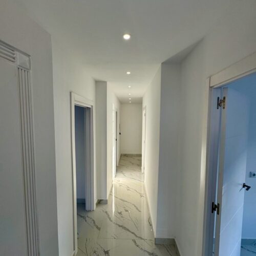 Modernes Stadthaus mit Solarium und Garage mit Gewerbeoption in San Pedro