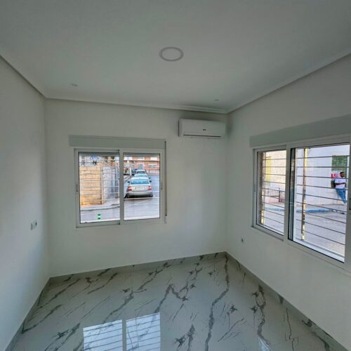 Modernes Stadthaus mit Solarium und Garage mit Gewerbeoption in San Pedro