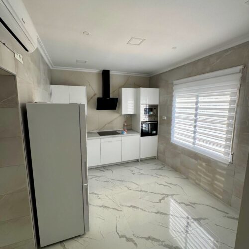 Modernes Stadthaus mit Solarium und Garage mit Gewerbeoption in San Pedro