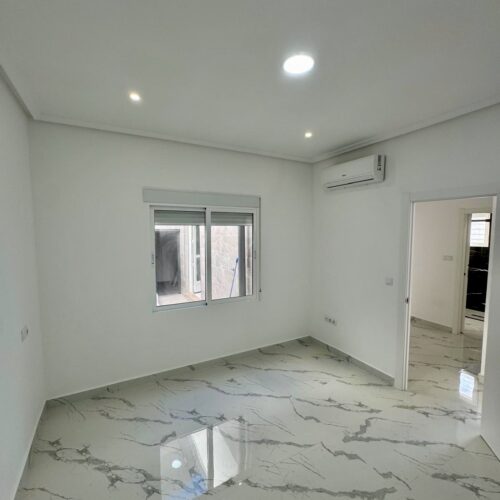 Modernes Stadthaus mit Solarium und Garage mit Gewerbeoption in San Pedro