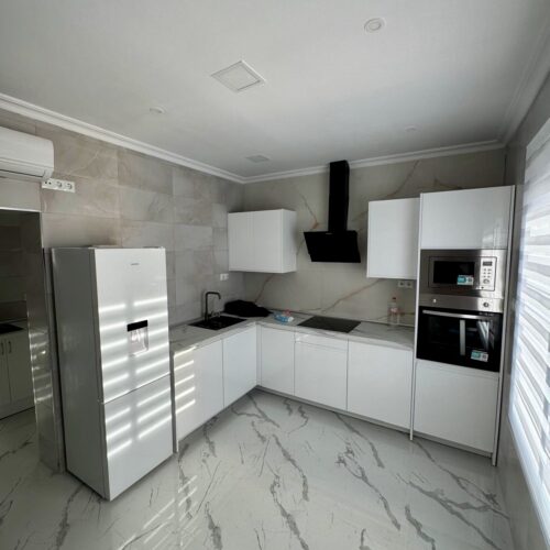 Modernes Stadthaus mit Solarium und Garage mit Gewerbeoption in San Pedro