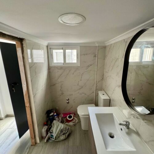 Modernes Stadthaus mit Solarium und Garage mit Gewerbeoption in San Pedro