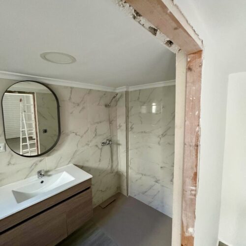 Modernes Stadthaus mit Solarium und Garage mit Gewerbeoption in San Pedro