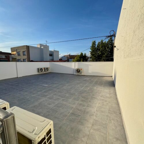 Modernes Stadthaus mit Solarium und Garage mit Gewerbeoption in San Pedro