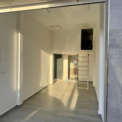 Modernes Stadthaus mit Solarium und Garage mit Gewerbeoption in San Pedro