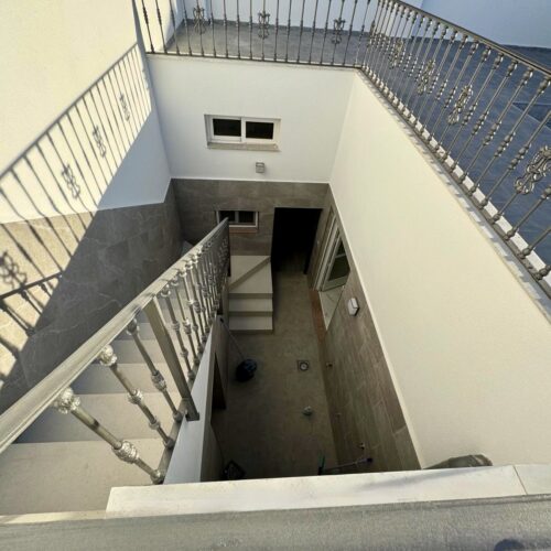 Modernes Stadthaus mit Solarium und Garage mit Gewerbeoption in San Pedro