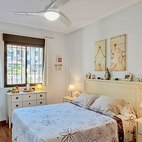 Charmantes Erdgeschoss-Apartment mit Patio & Poolblick in Torrevieja