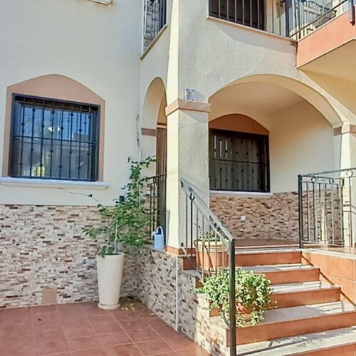 Charmantes Erdgeschoss-Apartment mit Patio & Poolblick in Torrevieja