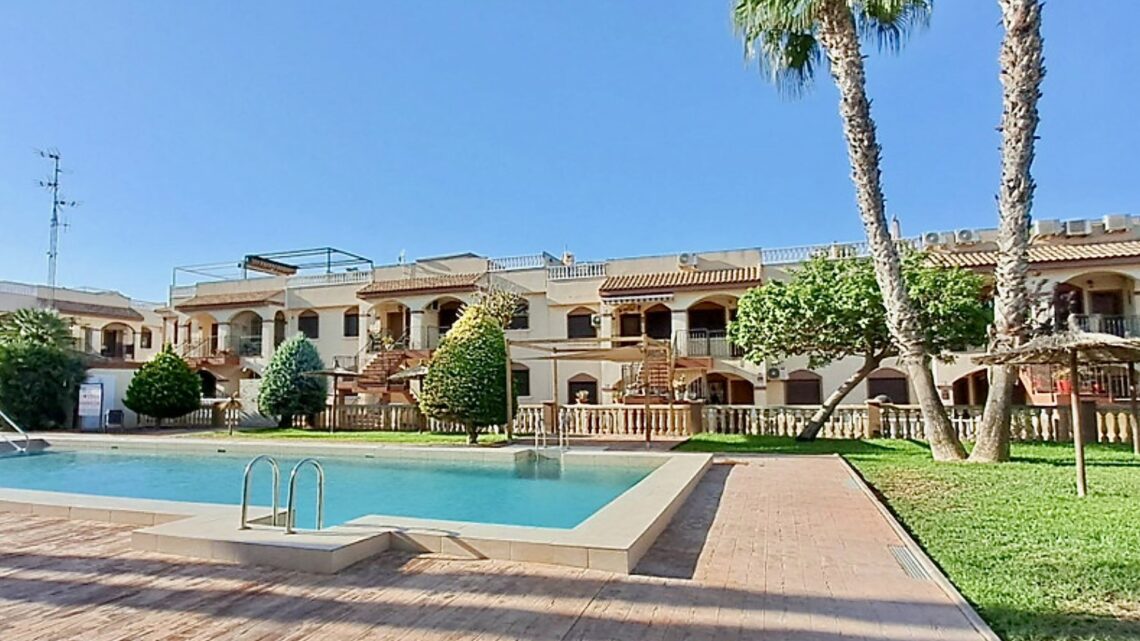 Charmantes Erdgeschoss-Apartment mit Patio & Poolblick in Torrevieja