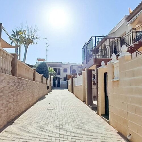 Charmantes Erdgeschoss-Apartment mit Patio & Poolblick in Torrevieja