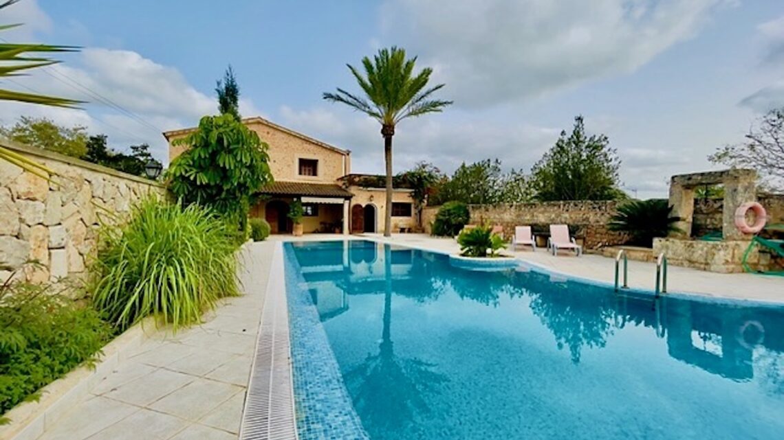 Steinfinca mit ETV-Vermietungslizenz und Gäste-Apartment am Ortsrand von Llucmajor