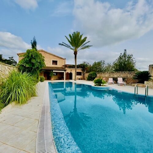 Steinfinca mit ETV-Vermietungslizenz und Gäste-Apartment am Ortsrand von Llucmajor