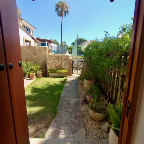 Erdgeschosswohnung mit privatem Garten & Gemeinschaftspool in Cala Mandia