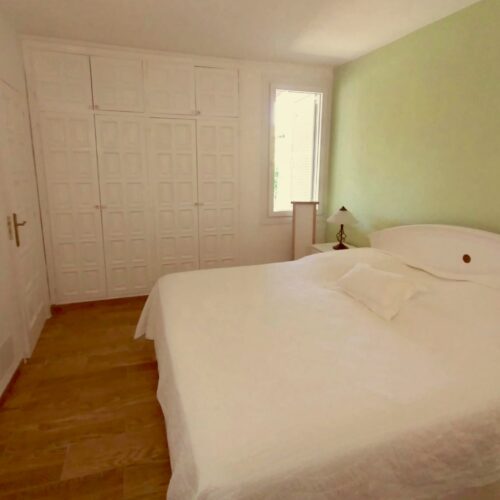 Erdgeschosswohnung mit privatem Garten & Gemeinschaftspool in Cala Mandia