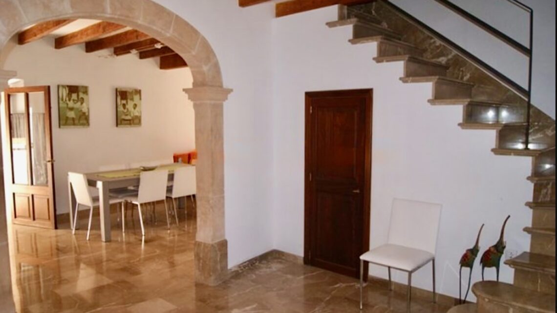 Natursteinhaus mit Patio & Bergblick im Zentrum von Artà