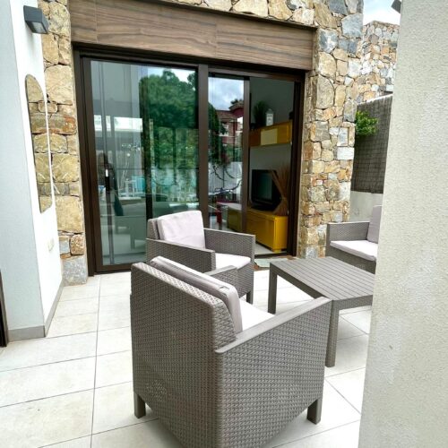 Modernes Chalet mit Pool, Dachterrasse & Garten in ruhiger Lage von Orihuela Costa